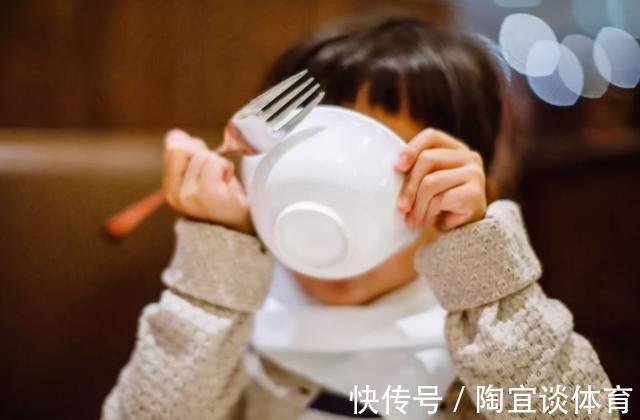 孩子|“吃一口一个星期都难消化”,不少家长还在喂,难怪孩子发育迟缓