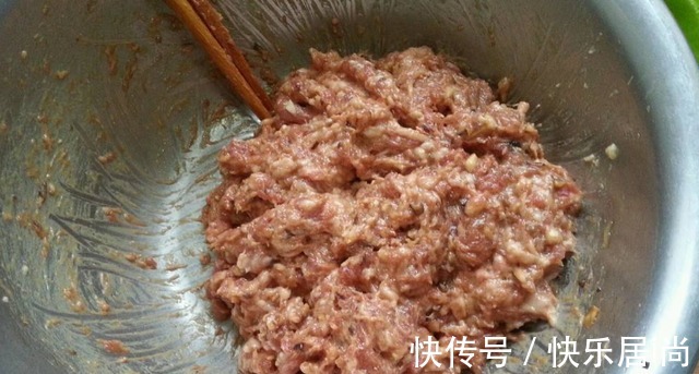 做萝卜猪肉馅包子，萝卜怎么处理教你一招，馅料饱满多汁味道香！