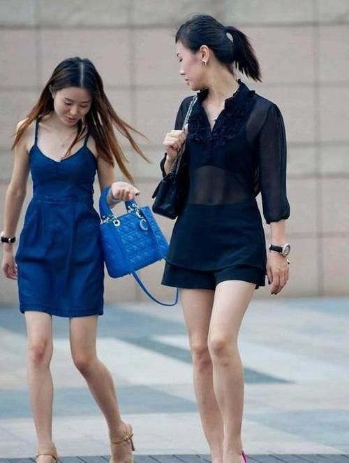 小蛮腰|小姐姐柔美的休闲装，搭配黑色风衣，尽显青春活力的美感