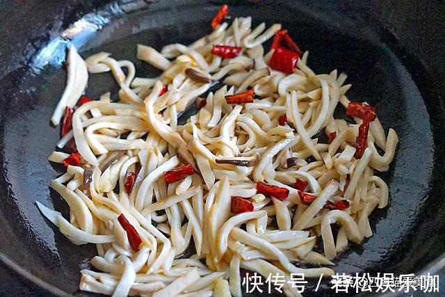 冬天|杏鲍菇和韭菜炒，太好吃了，营养又鲜香，冬天我家就爱这么吃