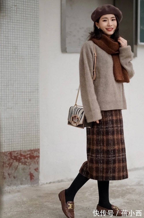 黑白配|新年如何让人眼前一亮?过膝半身裙必须安排上,优雅得体还时髦