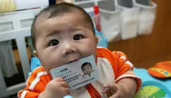 孩子|爸爸姓袁,给孩子起个“奇葩”名字,妈妈在幼儿园一喊:吓坏大家