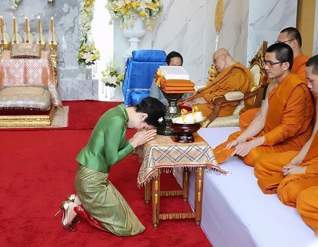 太后#诗妮娜嘚瑟了一身苹果绿亮相,戴太后的蓝宝石,有诗丽吉的风韵