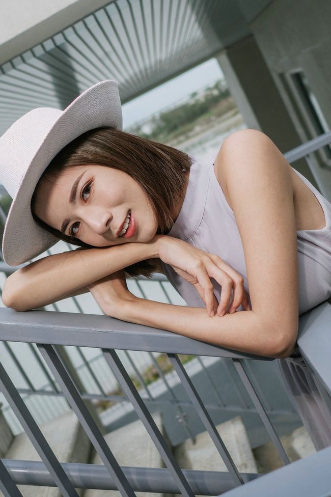 干练|无袖连衣裙给人的感觉是非常干练的,通勤又尽显优雅气质