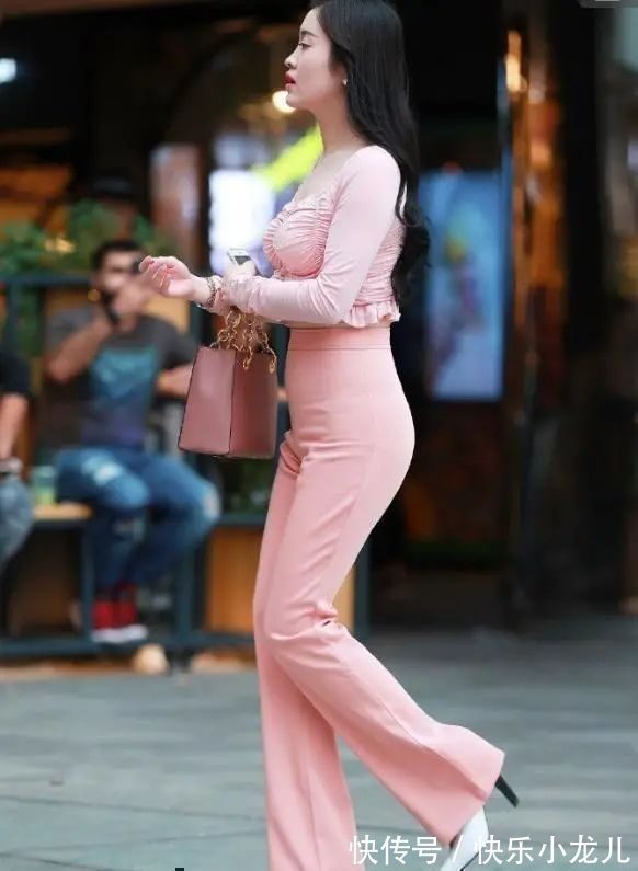 搭配 蓝色毛边短裤搭配蓝色鸭舌帽,搭配出来的效果不一般,超级顺眼