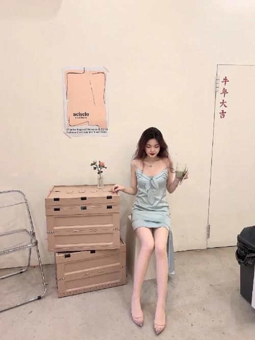 微胖可爱的小姐姐，时尚穿搭天蓝色吊带裙，尽显少女感十足