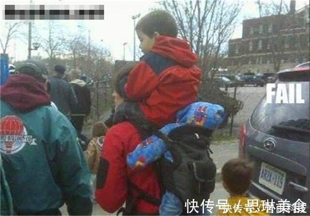 弟弟|小舅带娃方式走红,为玩游戏把外甥挂门上,网友:外甥正月剃头去