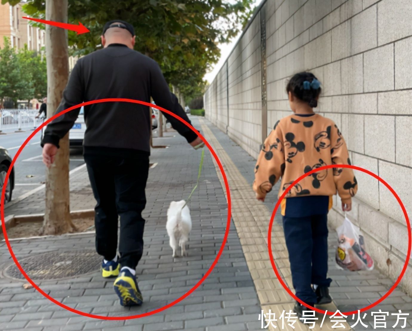 |36岁岳云鹏遛狗被拍!脚步轻快动作搞笑,8岁小女儿手提大包辣条