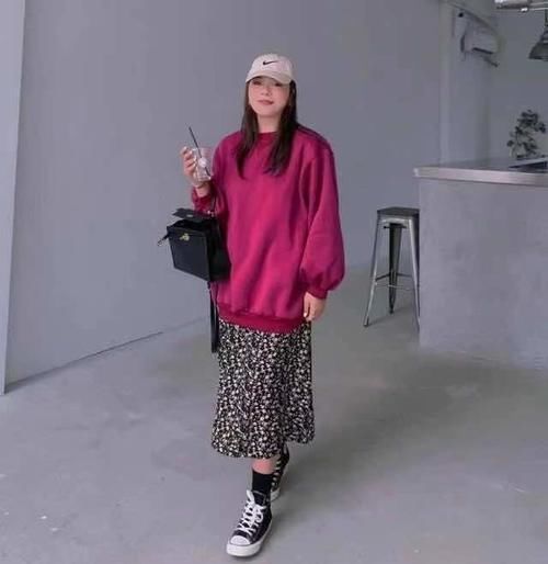 “卫衣＋碎花裙”＝今年春天最火混搭，时髦减龄显气质！