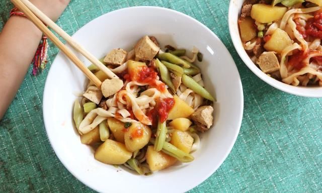 在老姐家做客,只炖了一锅菜,全家老小7口人吃饱喝足,太满足了