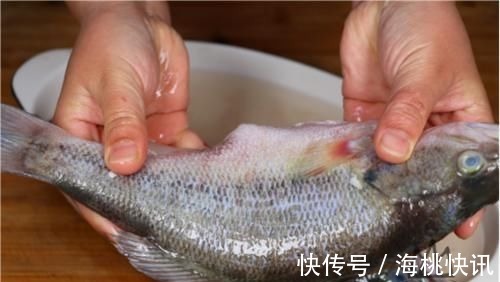 不管解冻什么鱼，用水泡就外行了，教你一招，比活鱼都新鲜、美味