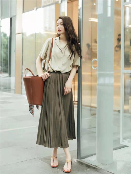 今年火了一种穿法，叫“衬衫＋长褶裙”，清新又迷人，潮人都爱了