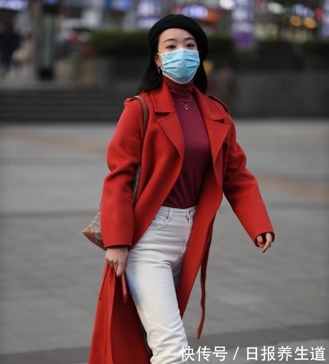 上身 黑色条纹紧身上衣搭配黑色紧身打底裤,整体运动范,气质青春活泼!