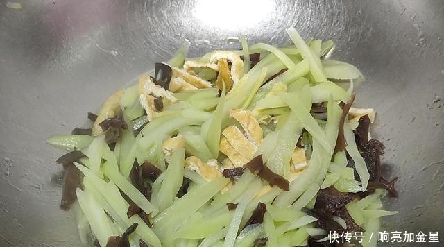 倒入|佛手瓜最健康的吃法,不煮汤不炒肉,出锅又香又下饭,真解馋