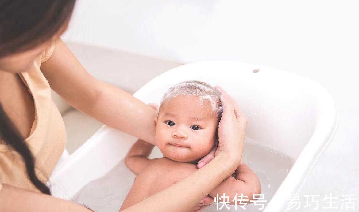 婴幼儿|冬季给宝宝洗头，一周洗几次？妈妈做好万全准备，让宝宝配合洗头