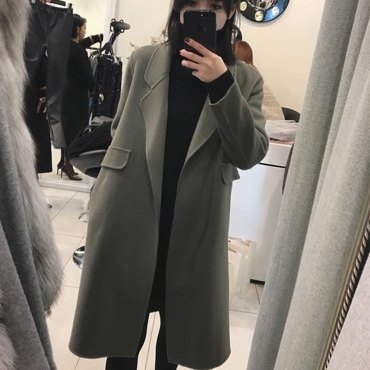 大气 建议大家大衣不要配黑裤子!瞧她那样穿,美得让人猜不出年龄