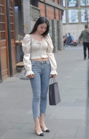 小姐姐身穿牛仔裤，简单穿搭就很美，靓丽十足！