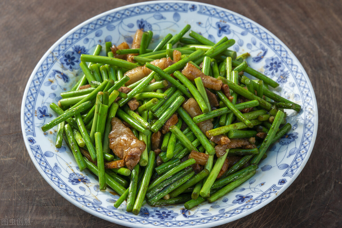 发黄|蒜苔直接下锅炒那就错了，多做1步，脆嫩又入味，颜色不发黄