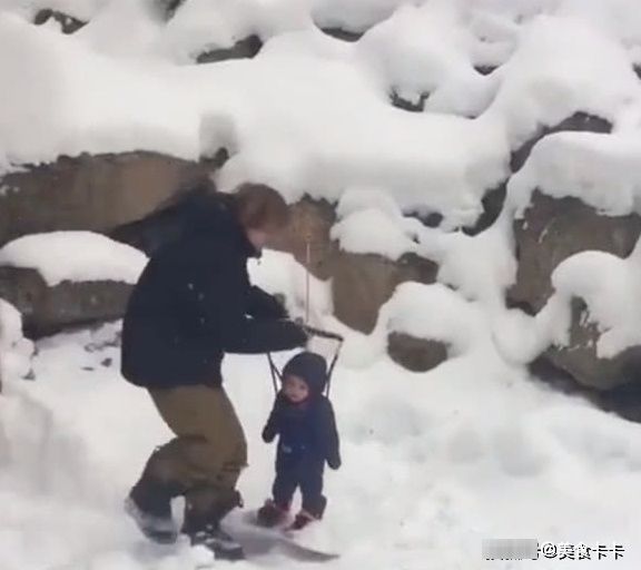 滑雪|论爸爸带娃的乐趣,强行滑雪,宝宝的表情却“生无可恋”