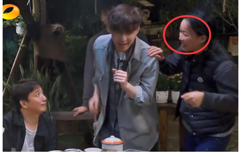 向往的生活|张艺兴唱《征服》副歌,那英的眼神是对他能力的最大肯定!