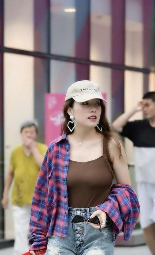 时尚|格子衬衫搭配牛仔短裤，很适合秋季的穿搭，穿出时尚的气质