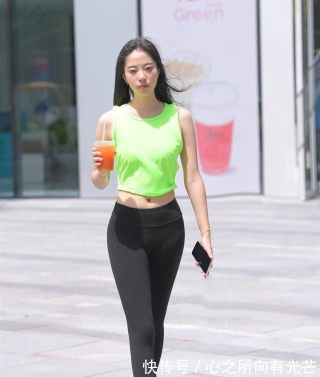 打底裤|姐姐穿的太“心机”,浅绿色的背心配上黑色的打底裤,显瘦而时尚