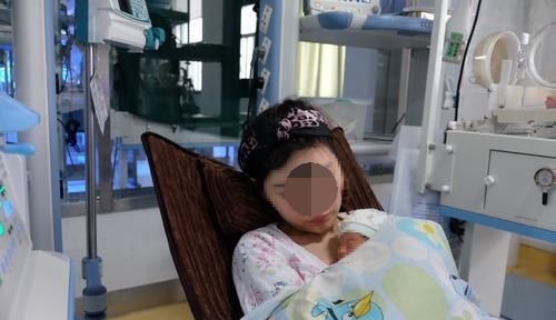 血脉|“最着急”宝宝火了，刚出娘胎就急着和妈妈握手，网友：小暖男