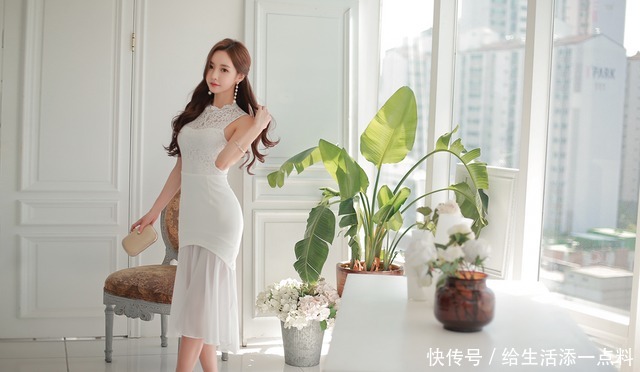 时尚女王孙允珠身穿白色蕾丝长裙，气质甜美有种秀气和时尚感！