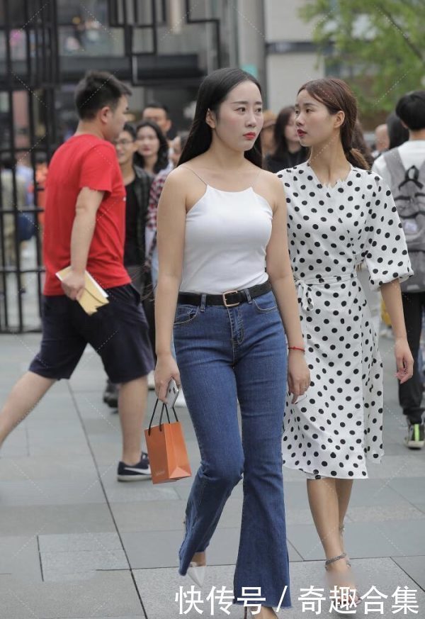 街拍吊带衣塞进喇叭裤提高腰线，微胖也能轻松彰显自己的大长腿