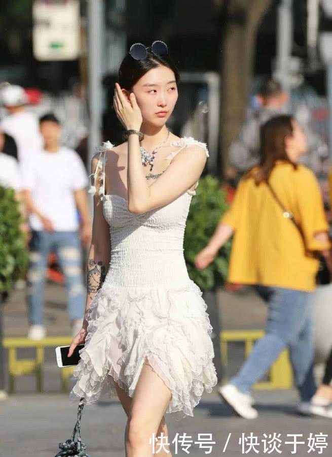 完美|经典白沙裙配墨镜“挂头”完美公主风让人自信又美丽