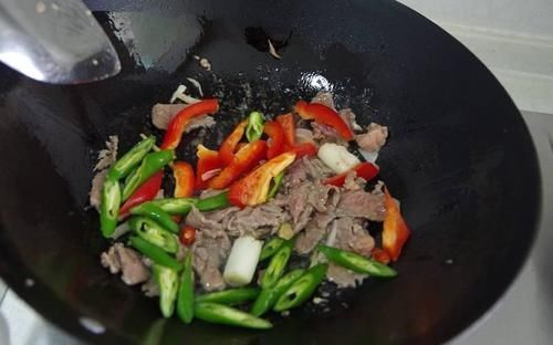 先炒青椒还是牛肉?饭店大厨多这一步,难怪炒不老,嫩滑入味!