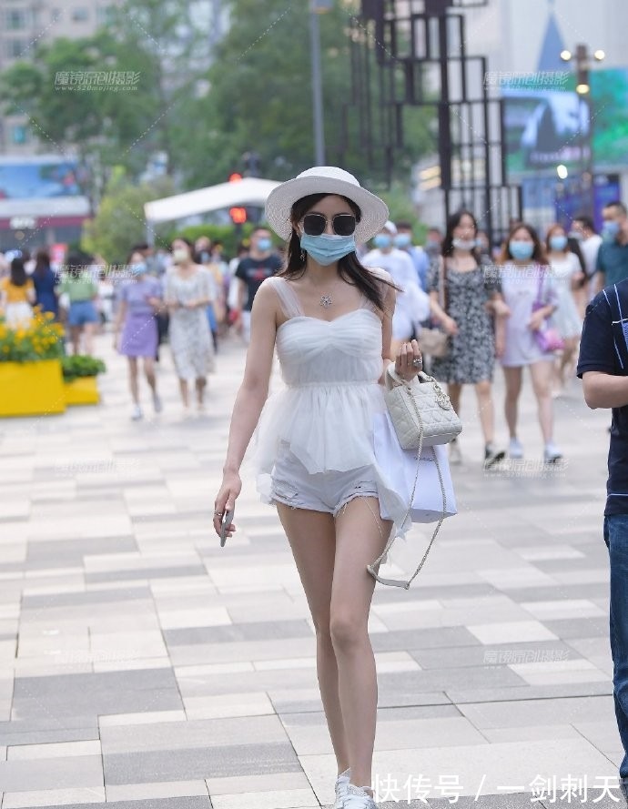 白色 高跟鞋是很美,但是不能“无脑”的穿,超短配白色球鞋不香吗