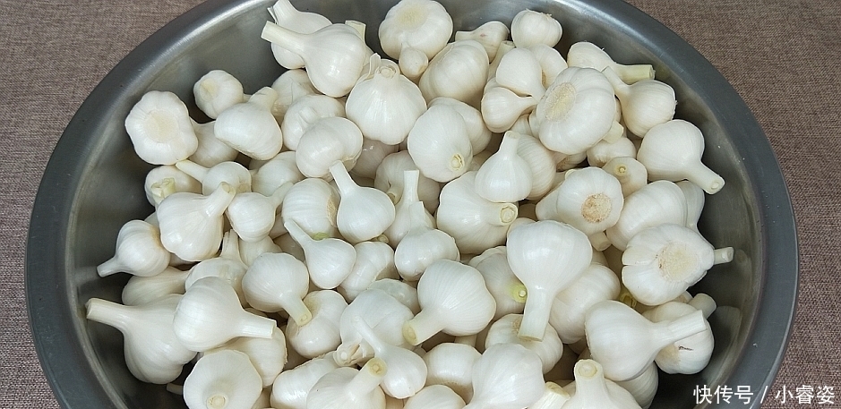 5斤大蒜1瓶雪碧,教你秘制“水晶蒜”做法,美味可口,越吃越上瘾