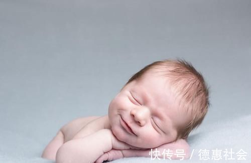 入睡|哄睡半小时,放下一秒醒!妈妈哄睡多做好3件事,宝宝轻松睡过夜