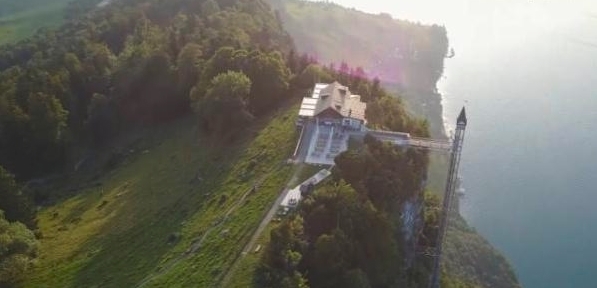 老年|瑞士有一个建在悬崖边上的观光电梯,高度超过150米,云雾环绕