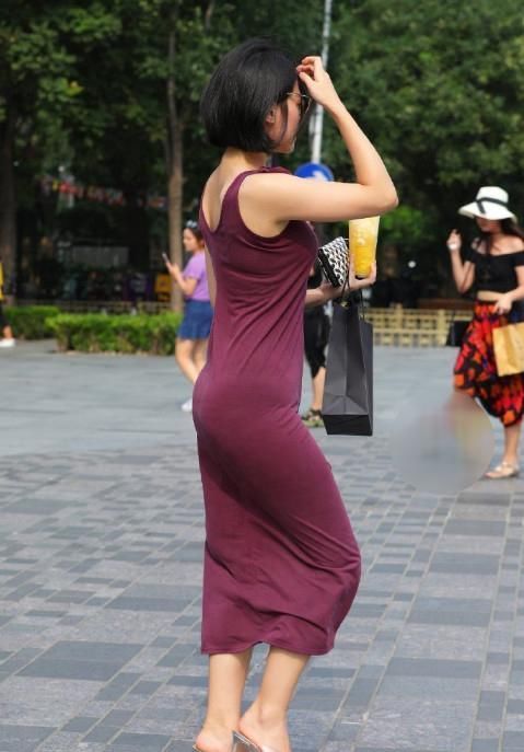 大长腿|街拍:短发美女颜值佳身材好,穿上吊带裙,这么美想不吸睛都难