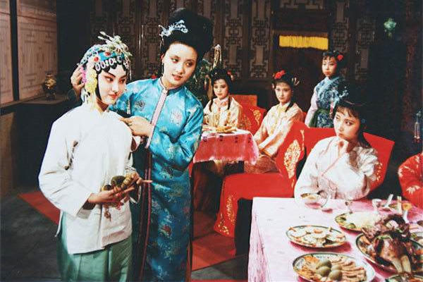 黛玉$林黛玉目无下尘是轻狂?接过丫鬟的漱口茶:俗香浸染,凤凰变成鸡