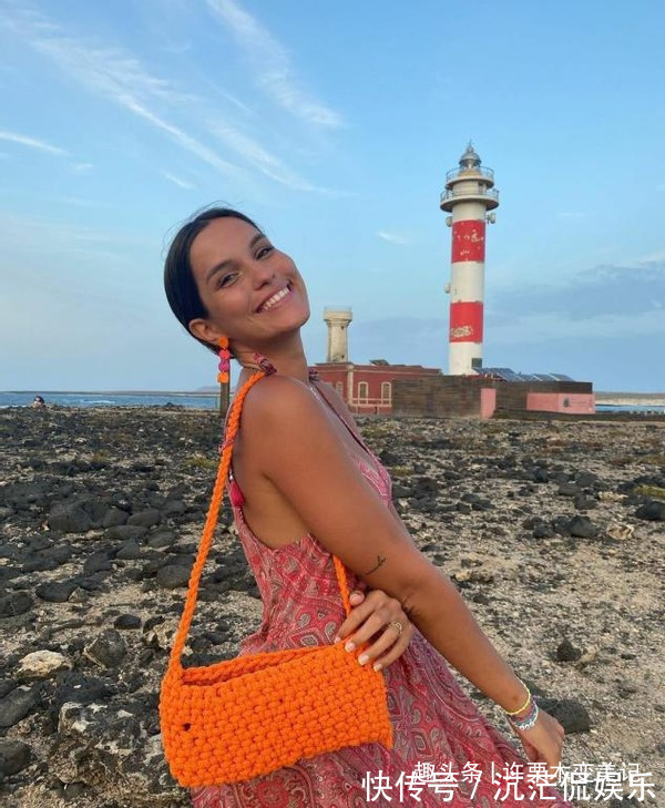 饱和度|过了四十岁的女人,衣柜里这5种颜色衣服别再穿了,显老还掉档次