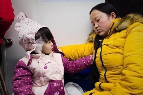 小宝宝|太可爱啦, 2岁宝宝帮妈妈提袋子, 哪怕再困也不能放开手里的重任