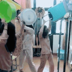 |搞笑GIF：我的手太小了，真的抓不紧，下次不来玩了！