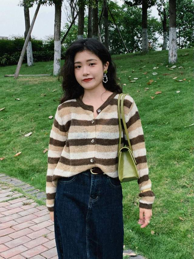 秋天|早秋的甜酷穿搭!针织开衫+牛仔裙,简约大方不做作,优雅又洋气