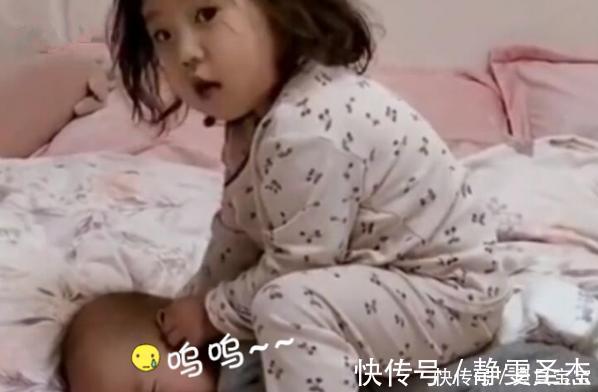 大宝|姐姐偷偷“欺负”弟弟，被发现后手脚麻利溜开，太可爱了