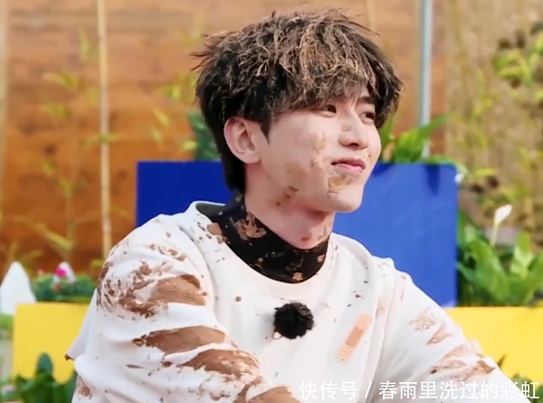 偶像包袱 《跑男9》泥坑大战,蔡徐坤偶像包袱全无,两位女生“面目全非”