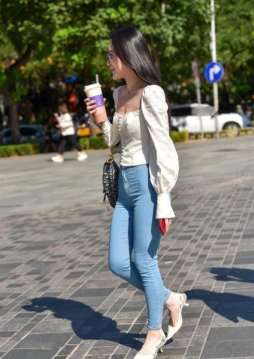 方领上衣搭配浅色牛仔裤,简约清新,甜美又时尚