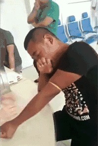 |搞笑GIF:据说刚化完妆的女生都是这样换衣服的