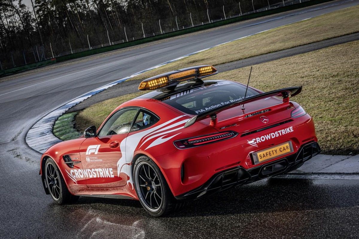 阿斯顿马丁vantage F1对比奔驰gtr F1安全车谁强