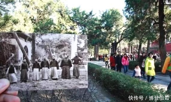 外国游客拿着清朝老照片游故宫，当看到真实场景，让人深感意外！