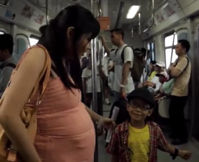 高情商|“你怀没怀我看不出来?”孕妈坐公交被大妈臭骂,孩子的话太解气