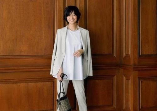 西服 越宽松、越减龄!日本52岁模特的“高级蓝”穿搭,优雅舒适好喜欢