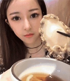 |搞笑GIF:都这时候了还看什么看 赶紧来救我啊,真装不下去了